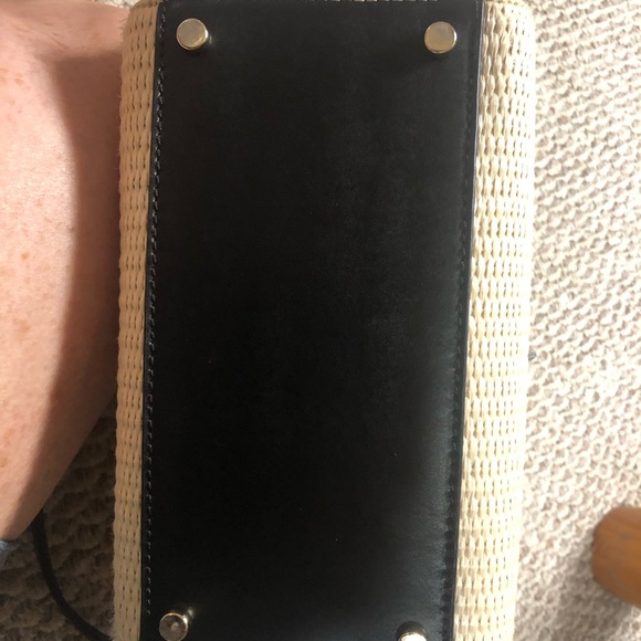 Elegant Black and Cream Handbag - Picture 11 of 13